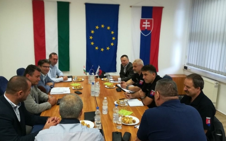 Magyar-szlovák rendőri szervek találkozója Rajkán