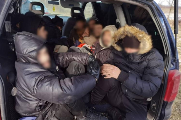 11 szír férfit próbált kicsempészni, Rajkánál elfogták