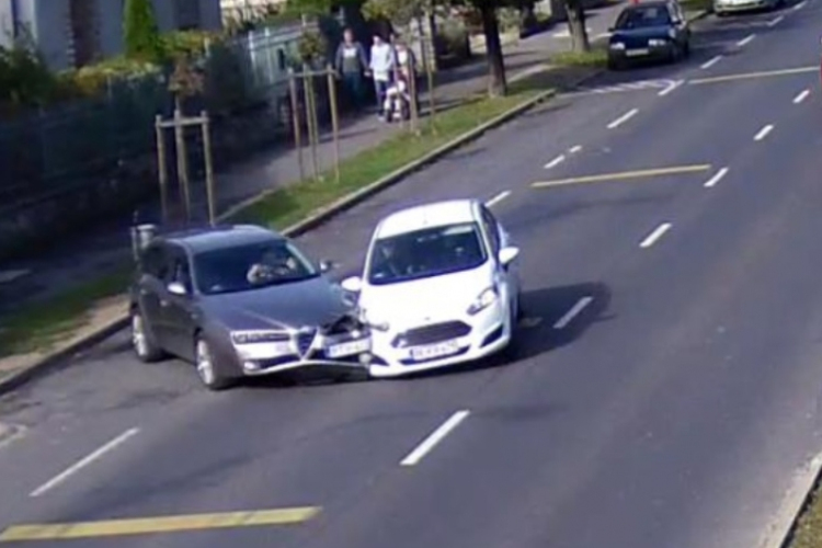 Nehezen viselte a koccanást, rugdosta a másik autót, szidta a sofőrt és felé is köpött