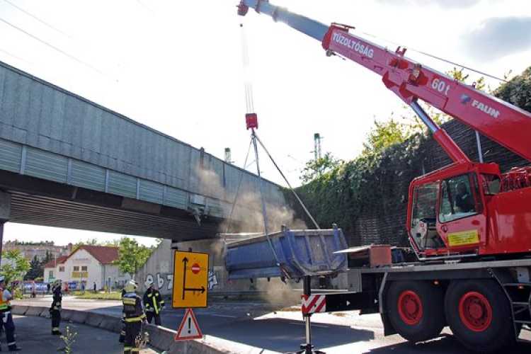 Már nálunk is megy a híd-kamion borotválás – VIDEÓ