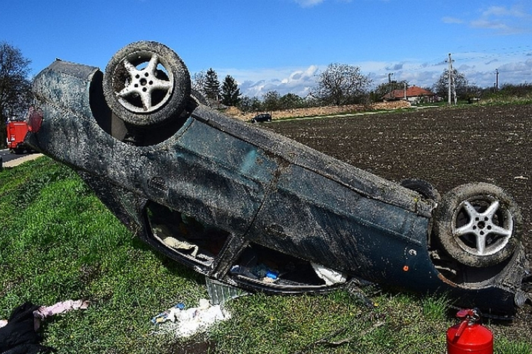  Felborult egy autó Mosonszentmiklósnál 