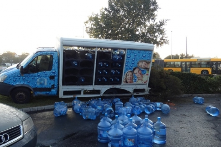 Ittasan, lopott teherkocsival ment vásárolni, majd bokrok közé hajtott