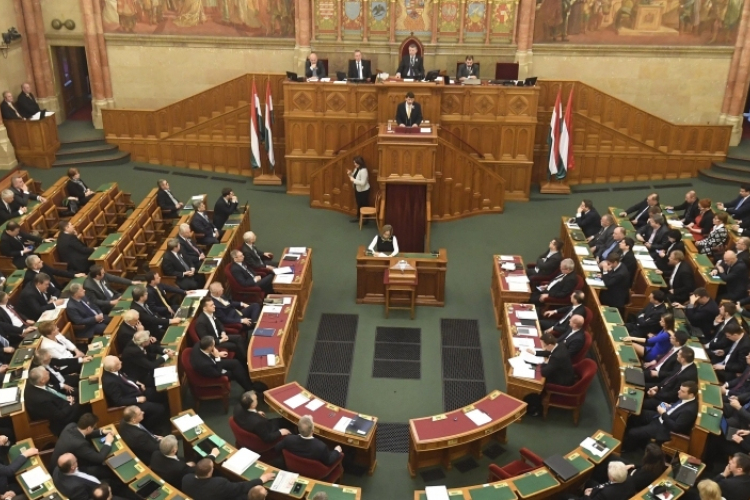 A kormány tagjait kérdezik a képviselők