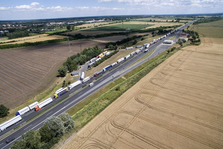 Húsz kilométeres a torlódás az M1-esen