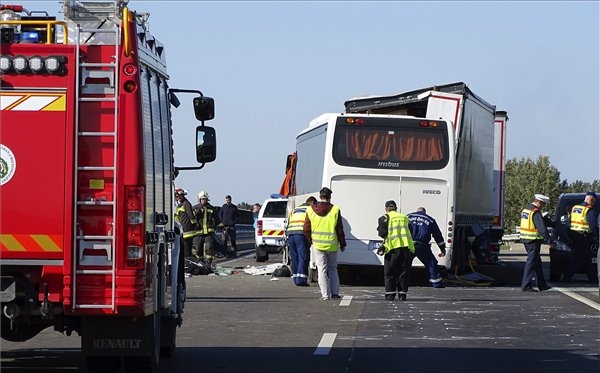 Ketten meghaltak – egy rendőr is áldozat az M5-ösön