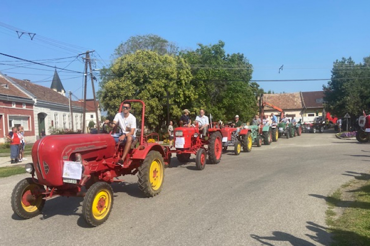 Rekordszámú traktor a levéli traktor találkozón - fotók