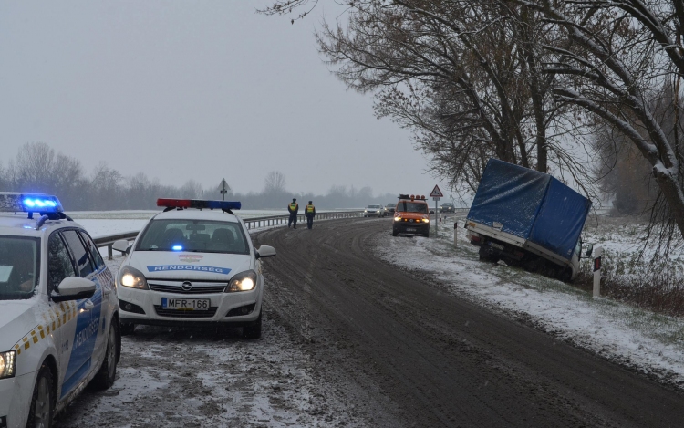 A téli közlekedés veszélyeire figyelmeztetnek a rendőrök